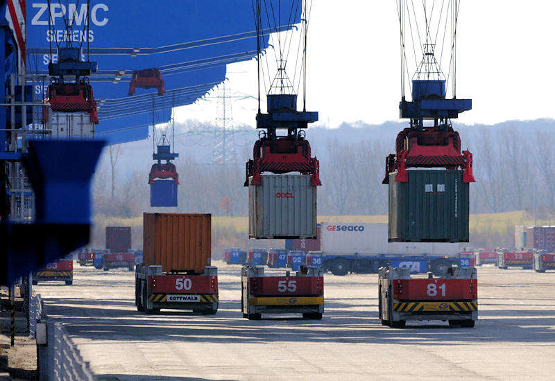 0360_6803 Landseitiges Absetzen der Container auf die Transportmittel AGV. | HHLA Container Terminal Hamburg Altenwerder ( CTA )